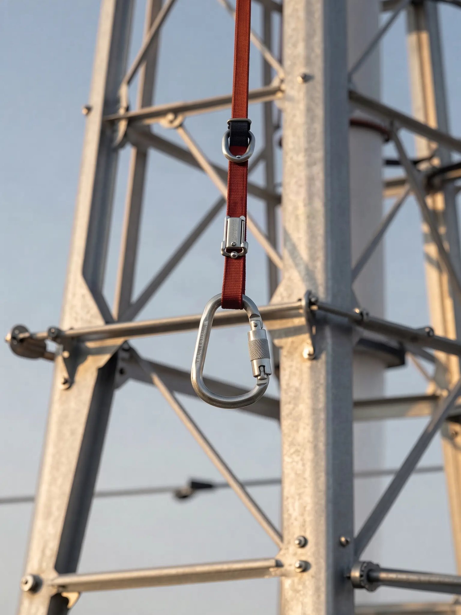 Verbindungsmittel mit Tri-Lock-Karabiner am Gittermast